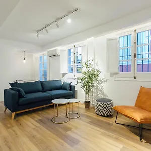Decorated And Renovated- 2bd 2bth- Center Apartment